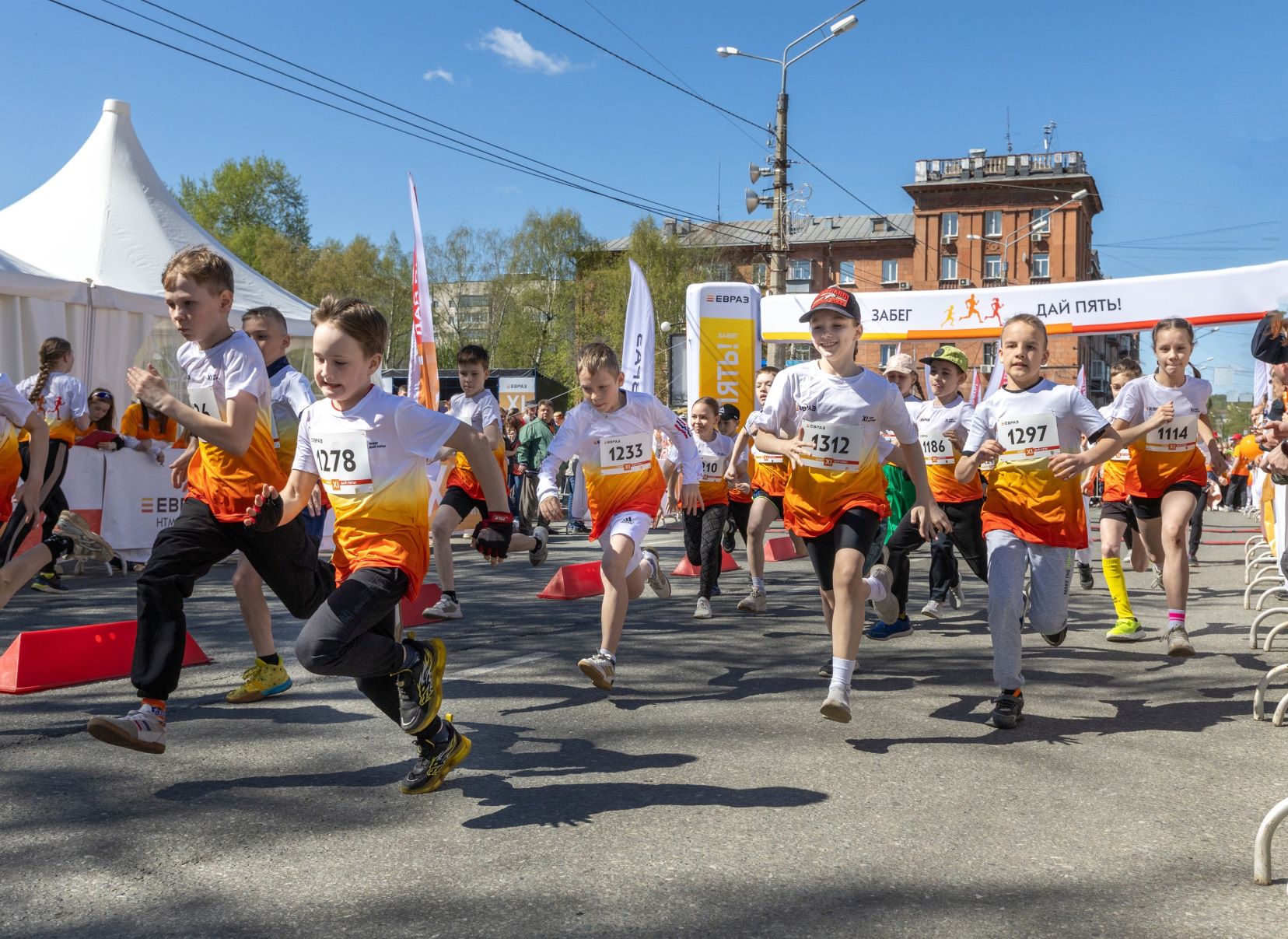 Фото - Сотни любителей спорта приняли участие в благотворительном забеге ЕВРАЗа «Дай пять!» на Урале